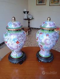 Coppia di vasi in metallo con decoro cloisonnè