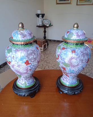 Coppia di vasi in metallo con decoro cloisonnè