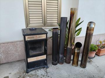 Stufa a legna con tubi di collegamento