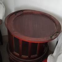 mobile bar di legno scuro sul rossiccio  