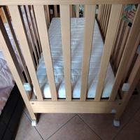 Lettino per bambini in legno chiaro