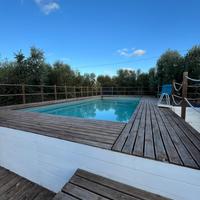 Piscina fuori terra con struttura in legno