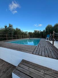 Piscina fuori terra con struttura in legno