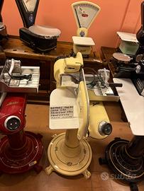 affettatrice antica con piedistallo