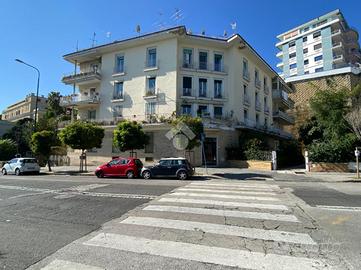 4 LOCALI A NAPOLI