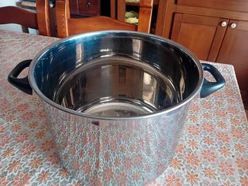 casseruola molto capiente, acciaio inox 18/10. Aet