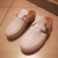 ZOCCOLI IN LEGNO CON TOMAIA IN PELLE TRAFORATA