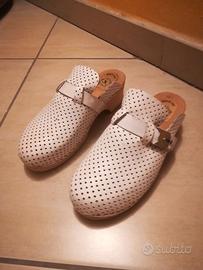 ZOCCOLI IN LEGNO CON TOMAIA IN PELLE TRAFORATA