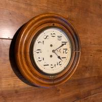 Antico orologio in quercia