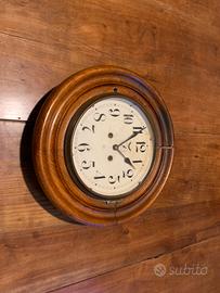 Antico orologio in quercia