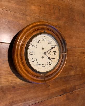 Antico orologio in quercia