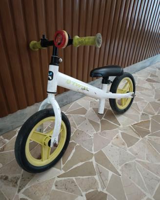 Bicicletta cavalcabile senza pedali B-twin bianca