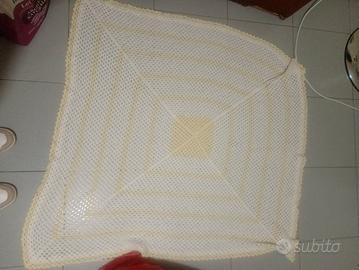 coperta da culla bianca e gialla fatta a mano 
