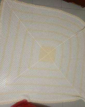coperta da culla bianca e gialla fatta a mano 