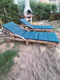 2 LETTINI in legno, sdraio con cuscini . lettino 