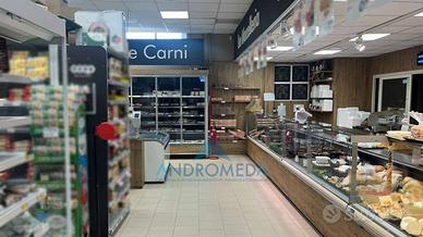 Attività / Licenza di 350 m² con più di 5 locali a