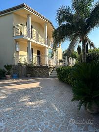 Villa indipendente 2000 mq di terreno circostante