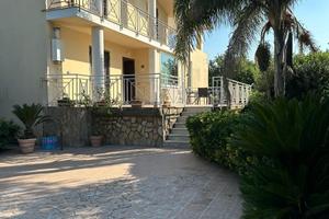 Villa indipendente 2000 mq di terreno circostante