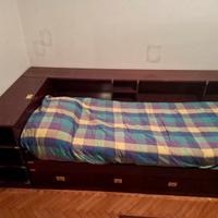 Letto singolo con cassettoni e comodino