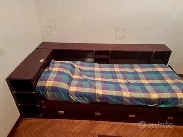 Letto singolo con cassettoni e comodino