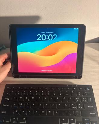 Ipad 9th generazione con cover keyboard e pennino