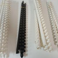 Un set di punti metallici per pinzare.