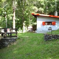 Baita indipendente immersa nel verde in val susa