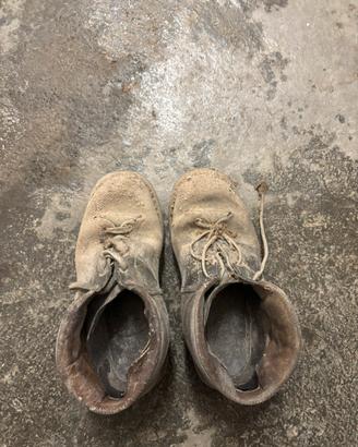 Coppia di antichi scarponi