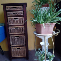 Cassettiera in legno con cassetti di vimini