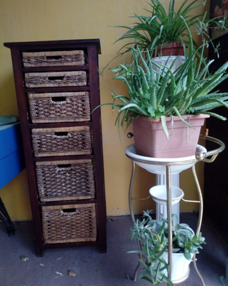 Cassettiera in legno con cassetti di vimini