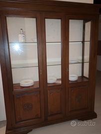 Vetrina in legno  con fregi intagliati. 
