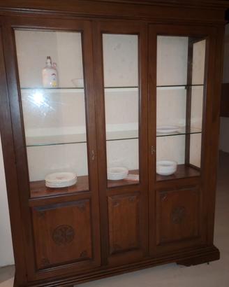 Vetrina in legno  con fregi intagliati. 