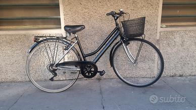 donna 28 con marce e cestino pronta all'uso 