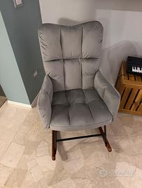 Sedia a dondolo grigio chiaro in velluto