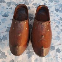 coppia zoccoli di legno 