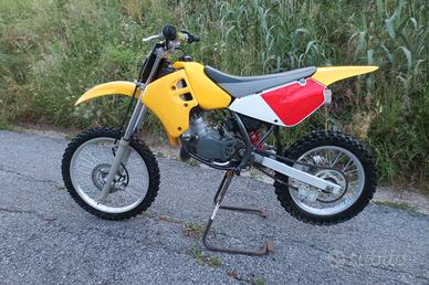 Suzuki RM 80 senza motore, ruote, sella, ecc LEGGI