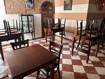 Tavoli e sedie in legno