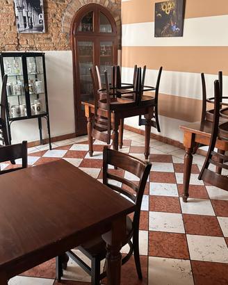 Tavoli e sedie in legno