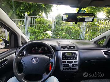 tayota avensis 
