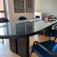 tavolo pranzo o sala riunioni con sedie