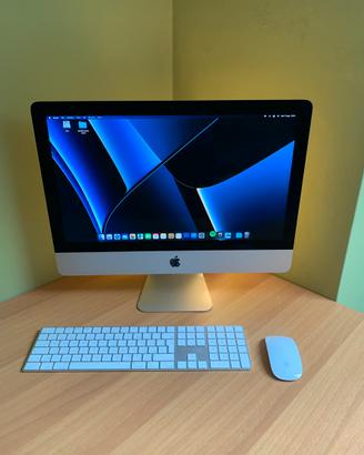 iMac 21.5 con mouse e tastiera Apple