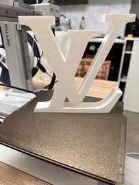 Scritta LOUIS VUITTON in 3D