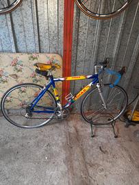 bicicletta da corsa marca Fimas in fibra carbonio