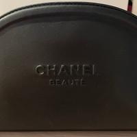 Beauty case Chanel nera con zip