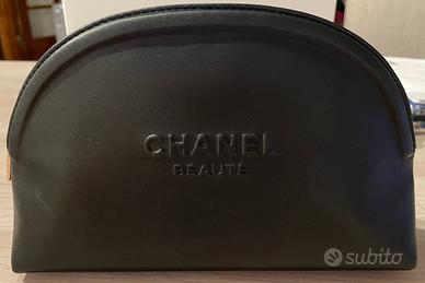 Beauty case Chanel nera con zip