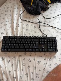 Tastiera PC USB nera con tastierino numerico