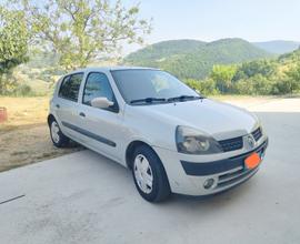 RENAULT Clio - 2004