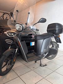 Askol eS3 elettrico con parabrezza e bauletto