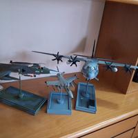 tris di modellini su piedistallo