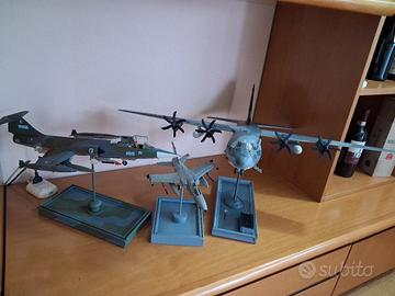 tris di modellini su piedistallo